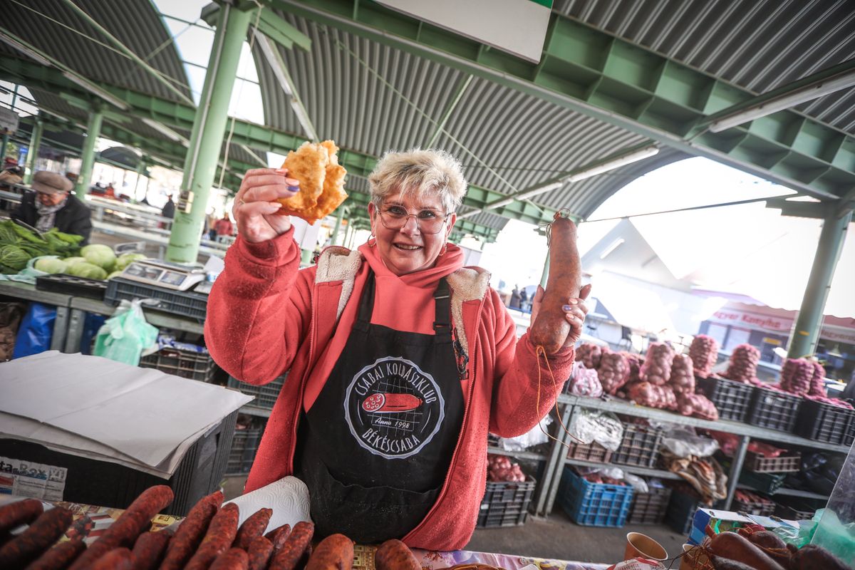 Lángos kolbásszal, Juhászné Varga Borbála mindkettőért rajong
Fotó: Dinya Magdolna