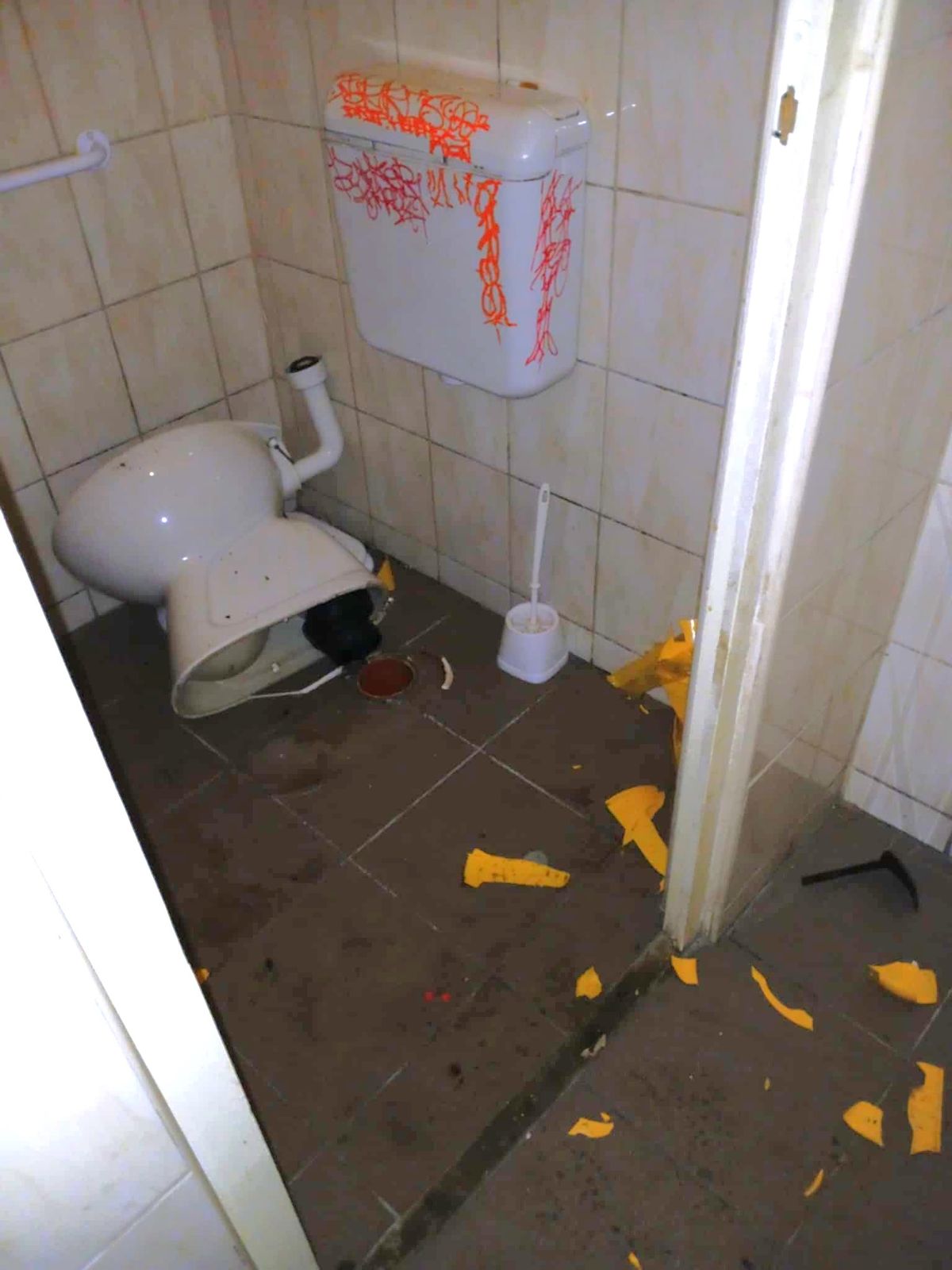 nyilvános wc, Békéscsaba, vandálkodás