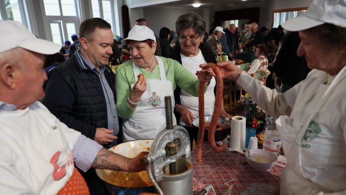 Fűszereztek, gyúrtak, töltöttek