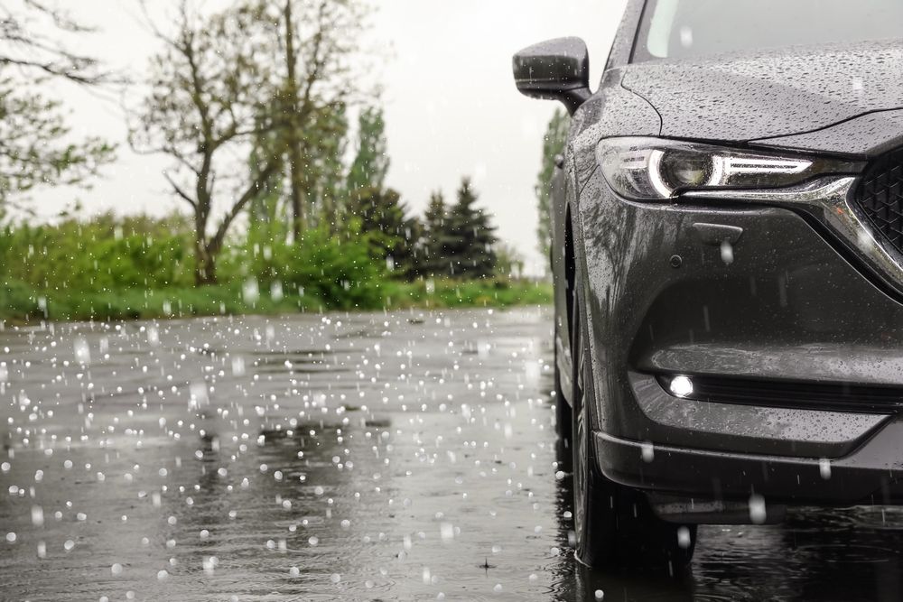 Modern,Car,Parked,Outdoors,On,Rainy,Day,With,Hail, holnapi időjárás