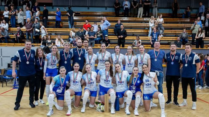 Ezüstérmes a csabai röplabdacsapat