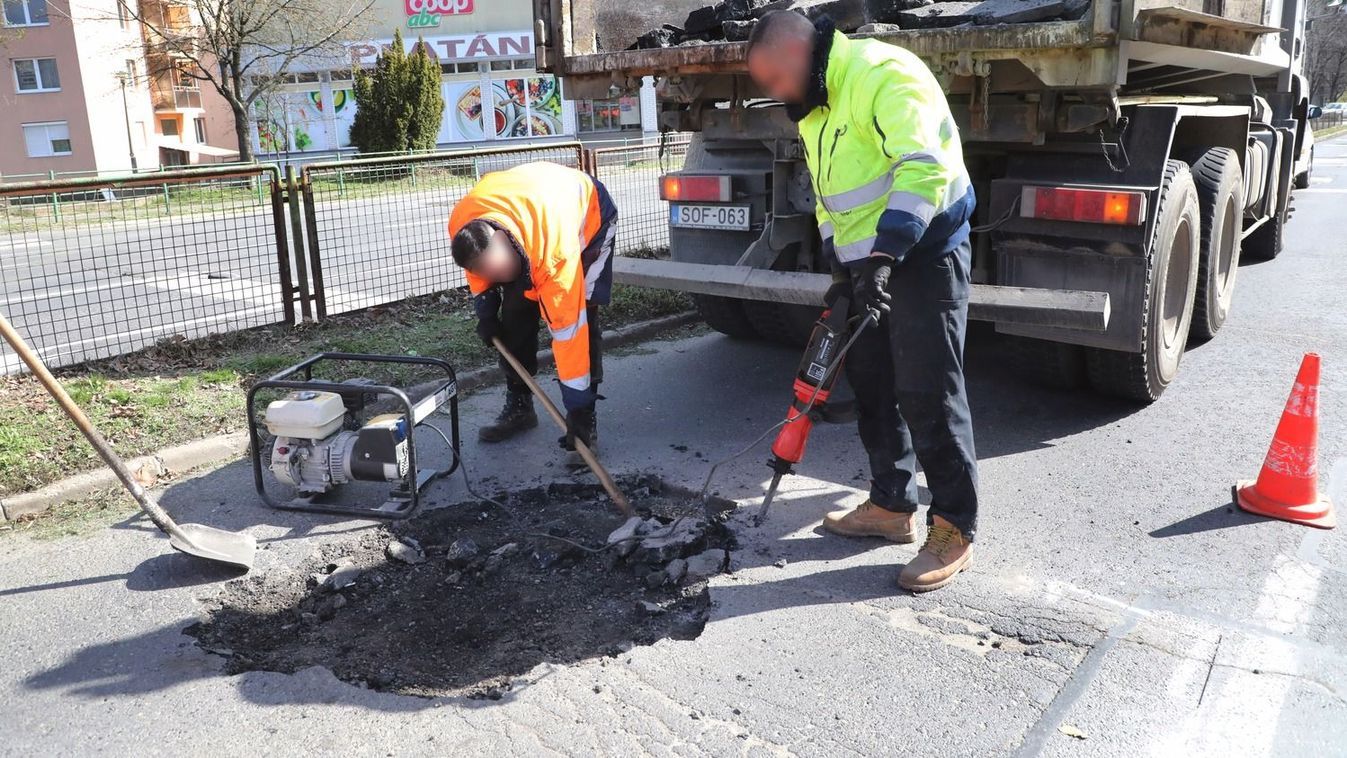 Megdöbbentő, mennyit kátyúznak ezen a településen