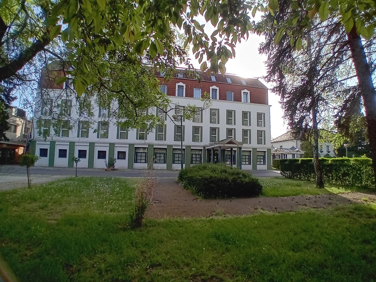 hotel, fürdő, nyitás, eladó
