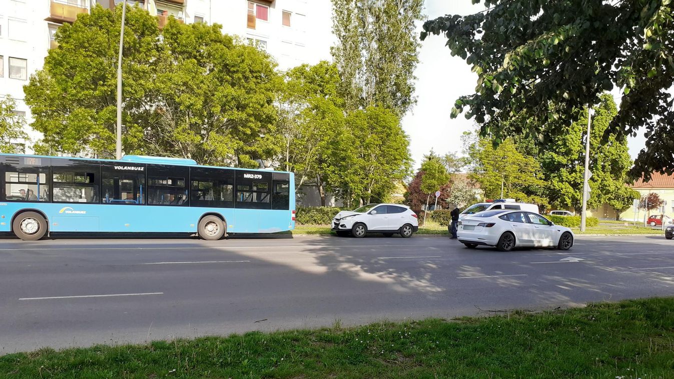 Buszbaleset Békéscsabán: nagy csattanás a kereszteződésben