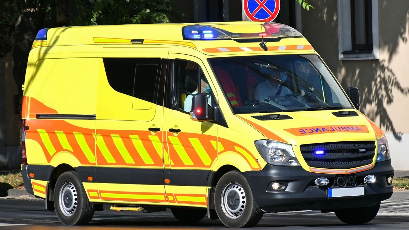 Behajtott a szirénázó, villogó mentőautó elé, kevésen múlt a súlyos tragédia – videóval