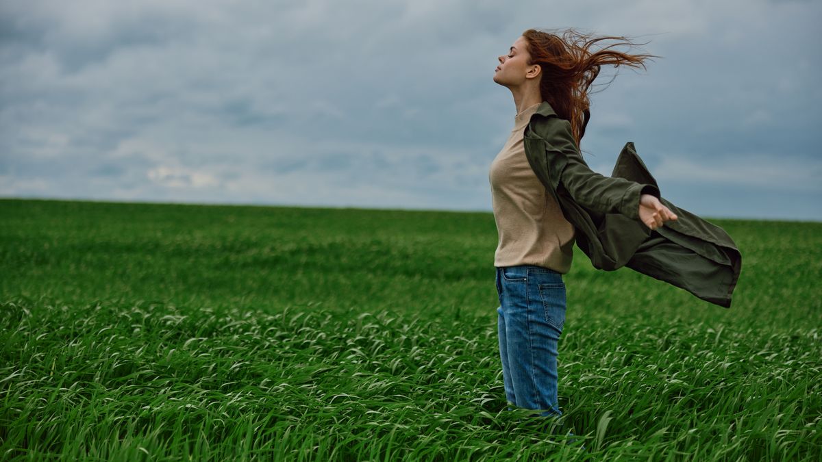 A,Red-haired,Woman,In,A,Long,Coat,Stands,In,A
