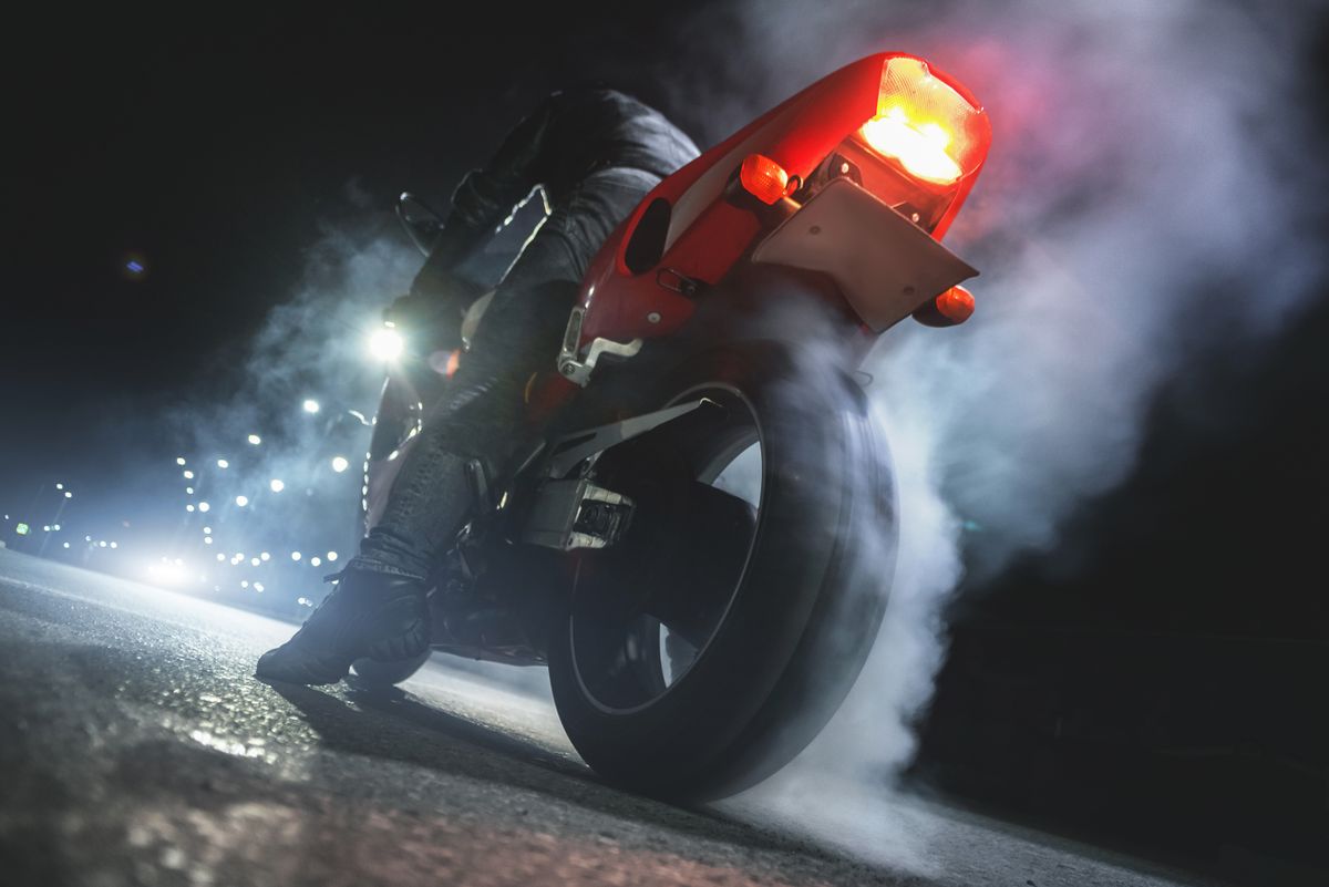 motorosok, lakók