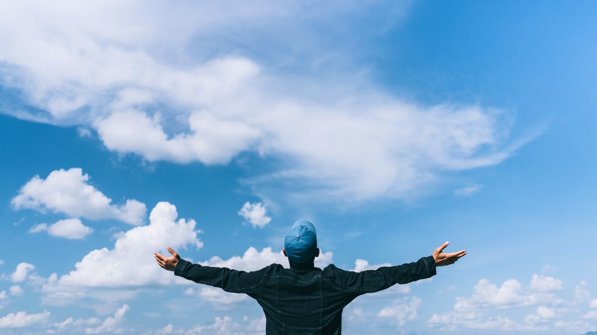 Copy,Space,Of,Silhouette,Man,Rising,Hands,With,Sun,Light