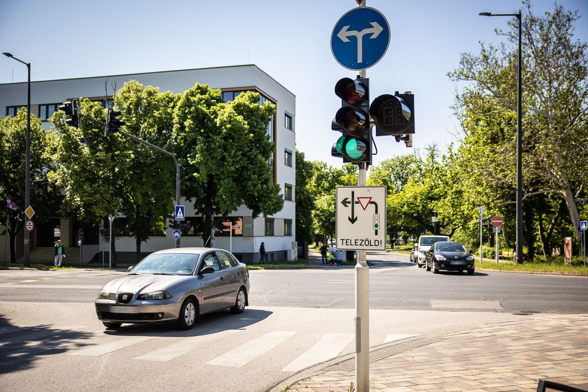 telezöld, tábla, elsőbbségadás