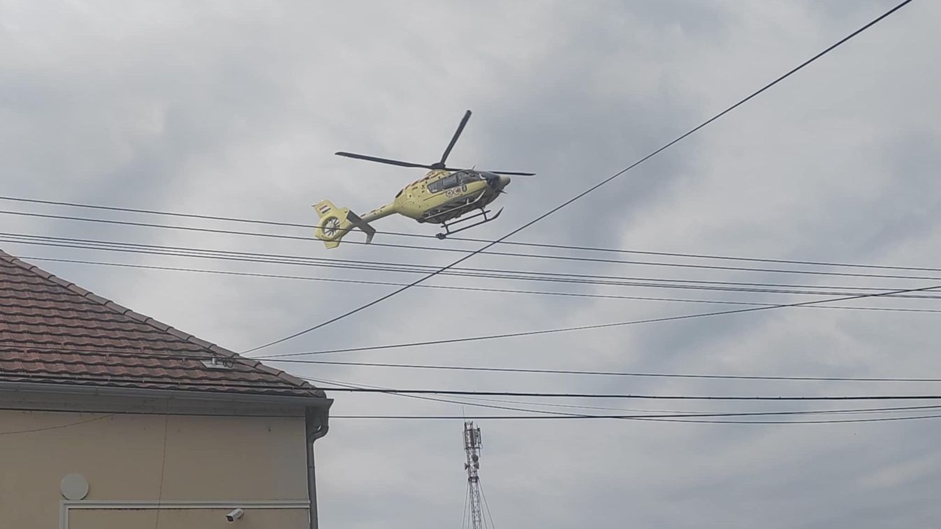 Kerítésnek rohant egy autó: mentőhelikoptert és több mentőautót riasztottak – helyszíni fotók
