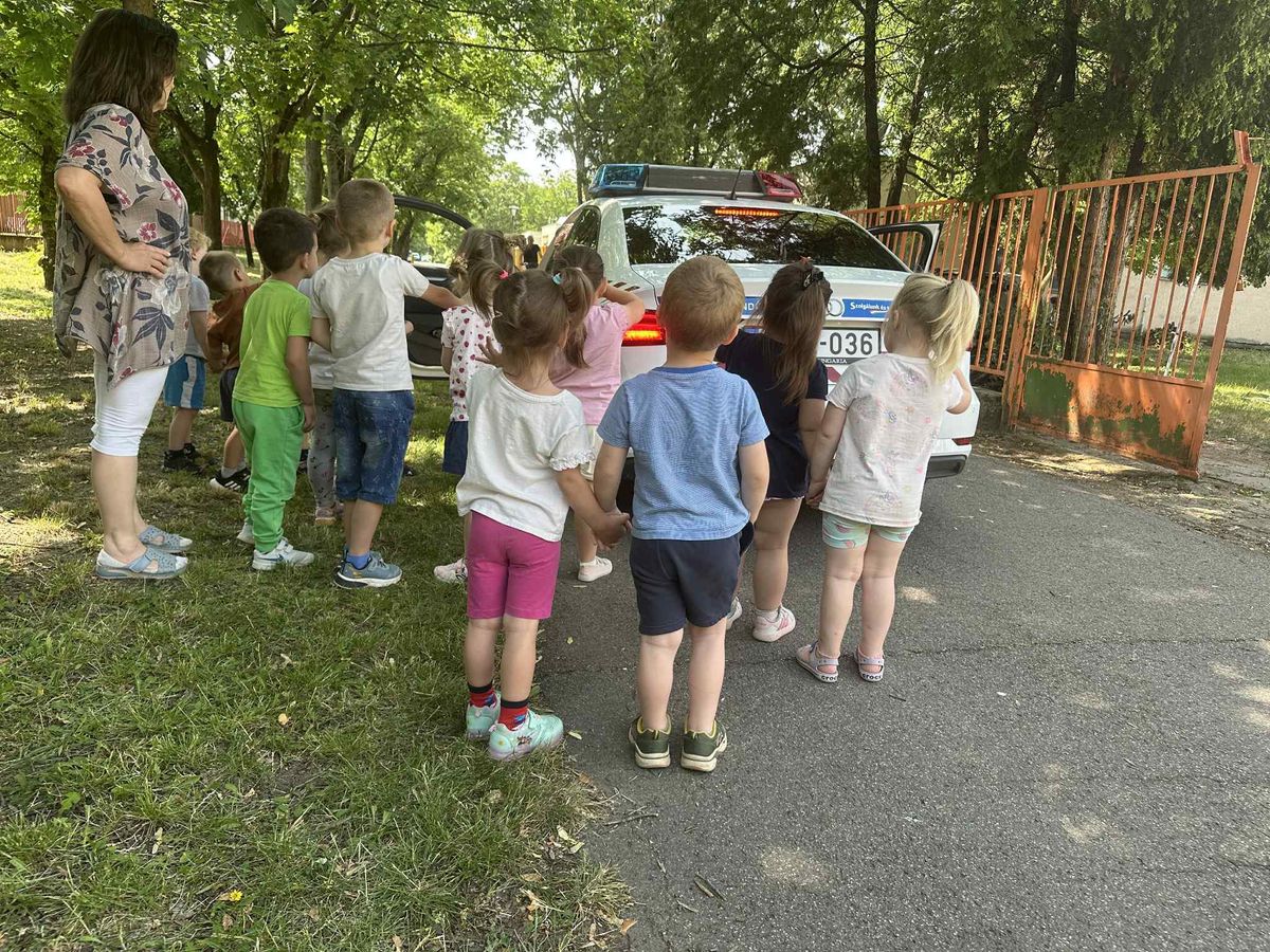 rendőrök az óvodában