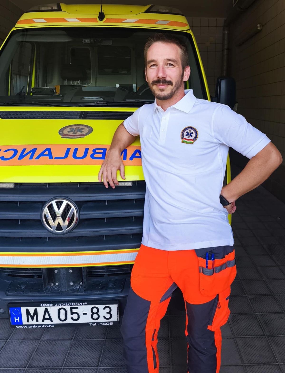 A mentőszolgálat munkatársa