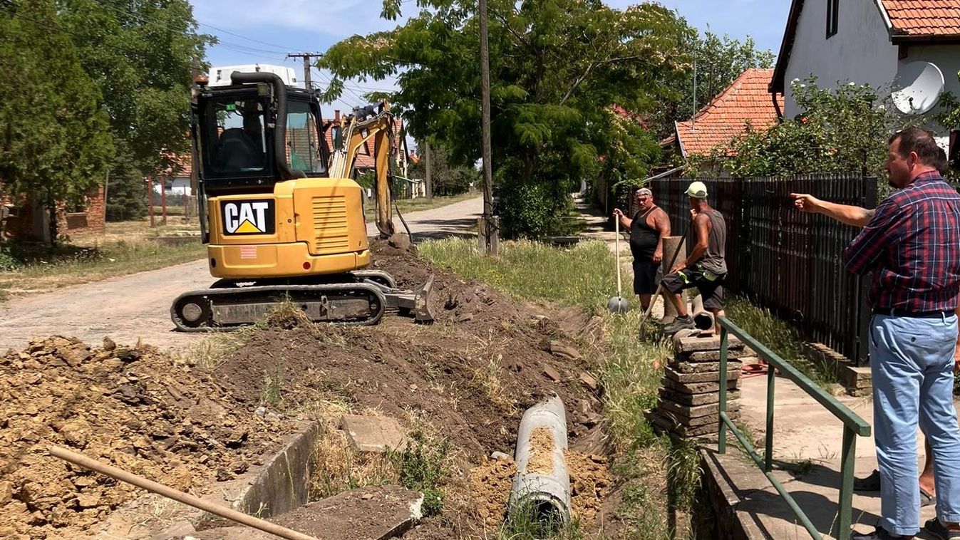 Munkagépek zajára ébredtek a város lakói, felújítják az utcát