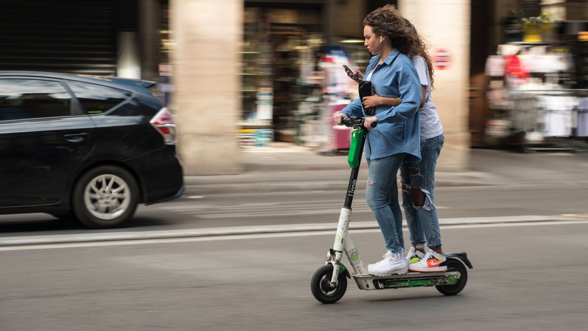 Arányaiban kétszeresére nőtt a rolleres balesetek száma Békés vármegyében, összeszedtük a legfontosabb rolleres szabályokat: kell bukósisak, biztosítás, jogosítvány. Illusztráció: Shutterstock