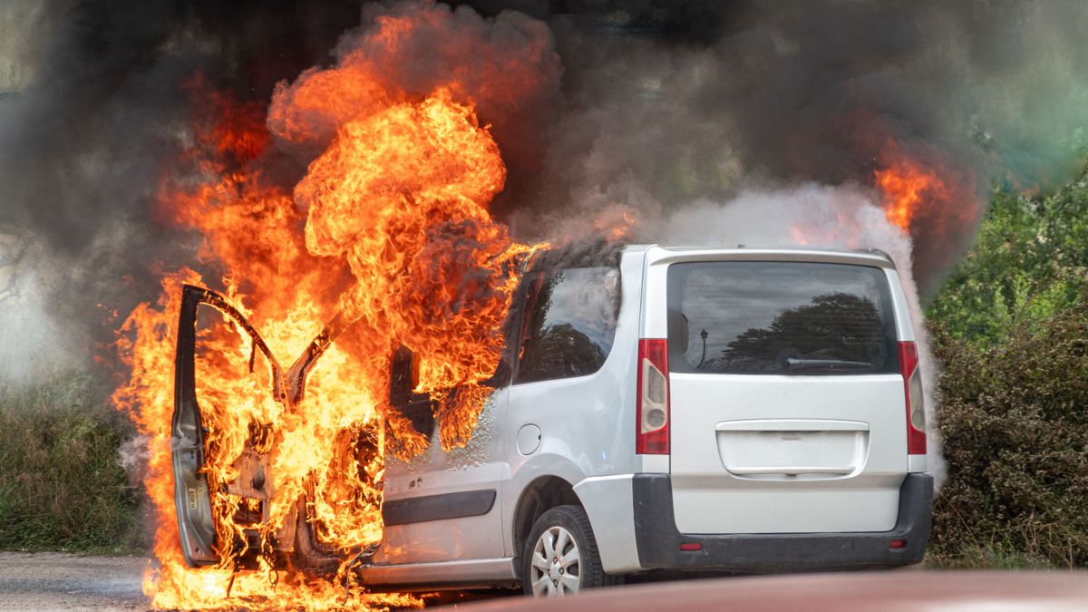 Mindenki kimenekült, lángolt a kisbusz motortere
