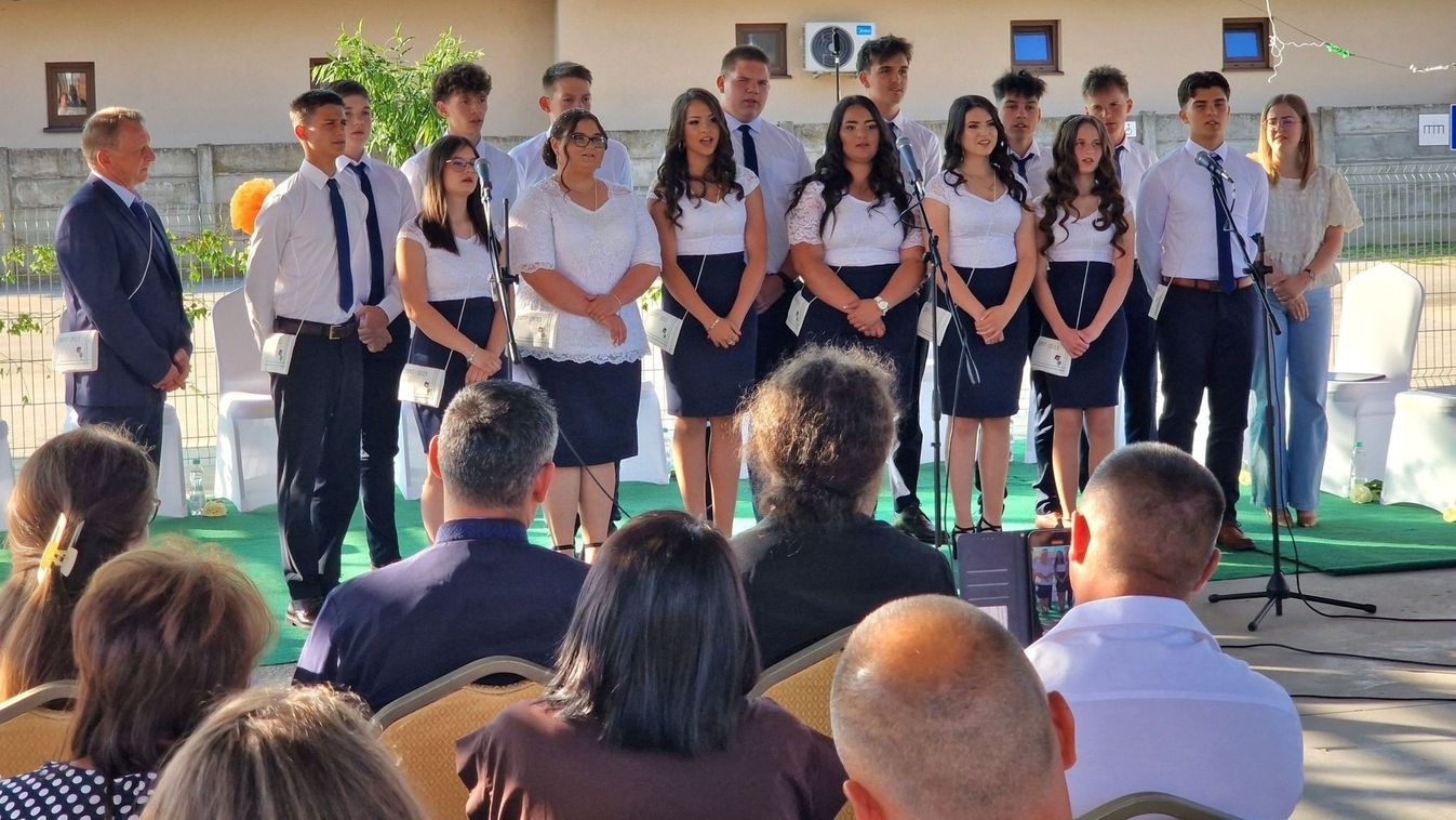 Léggömböket eresztettek a magasba a ballagási ünnepségen - galériával