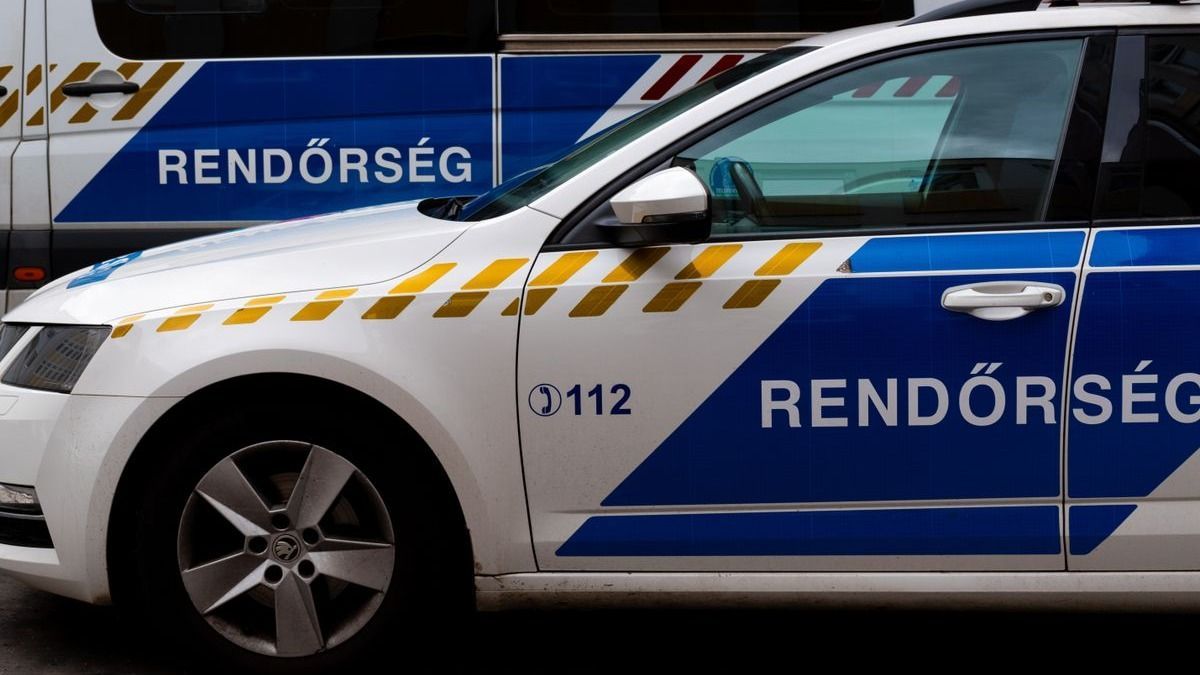 Sikeres rajtaütés: egy parkolóban csaptak le a dílerekre – videóval