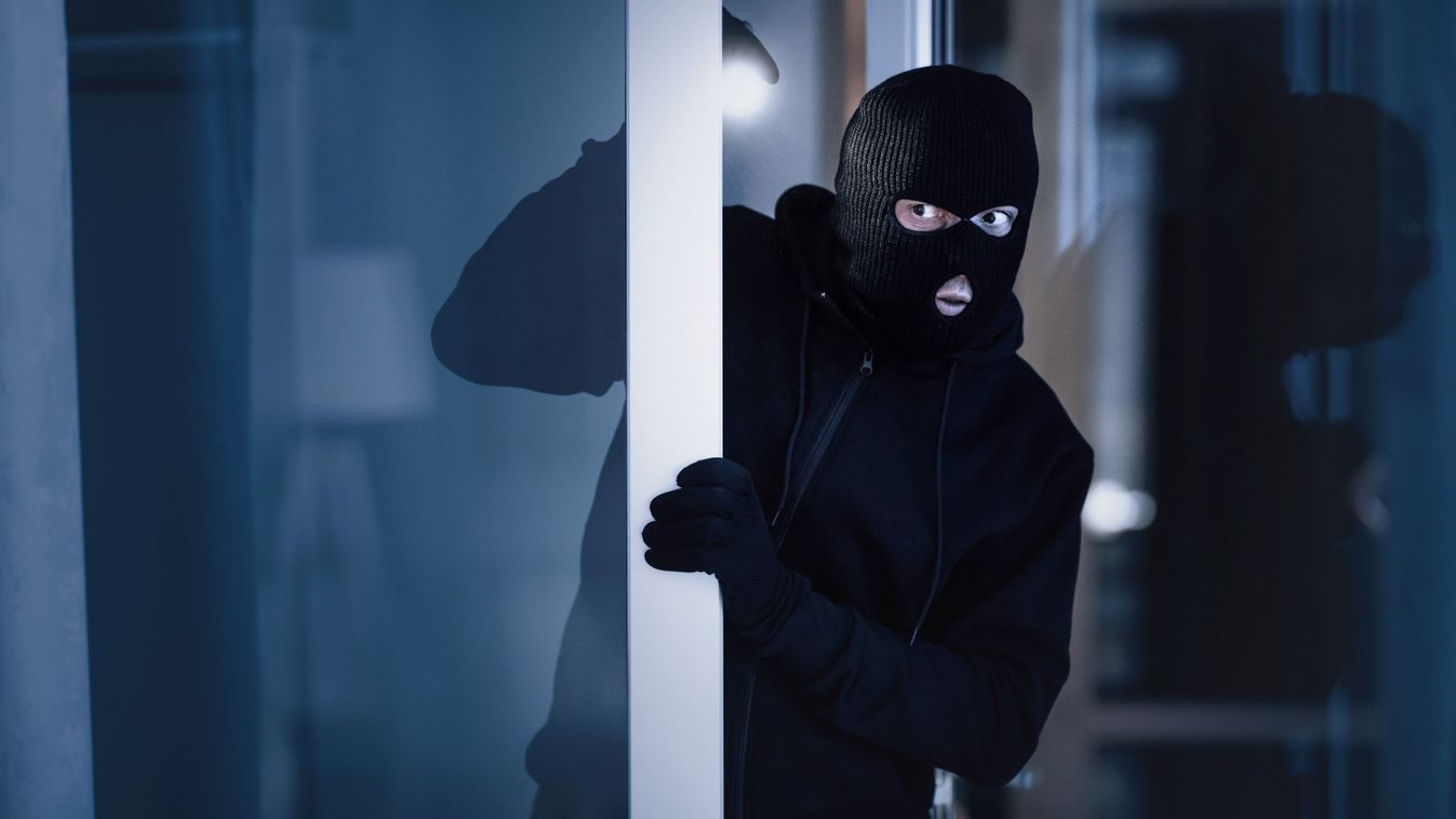 Így tarhatja távol a betörőket az otthonától, amikor nyaral