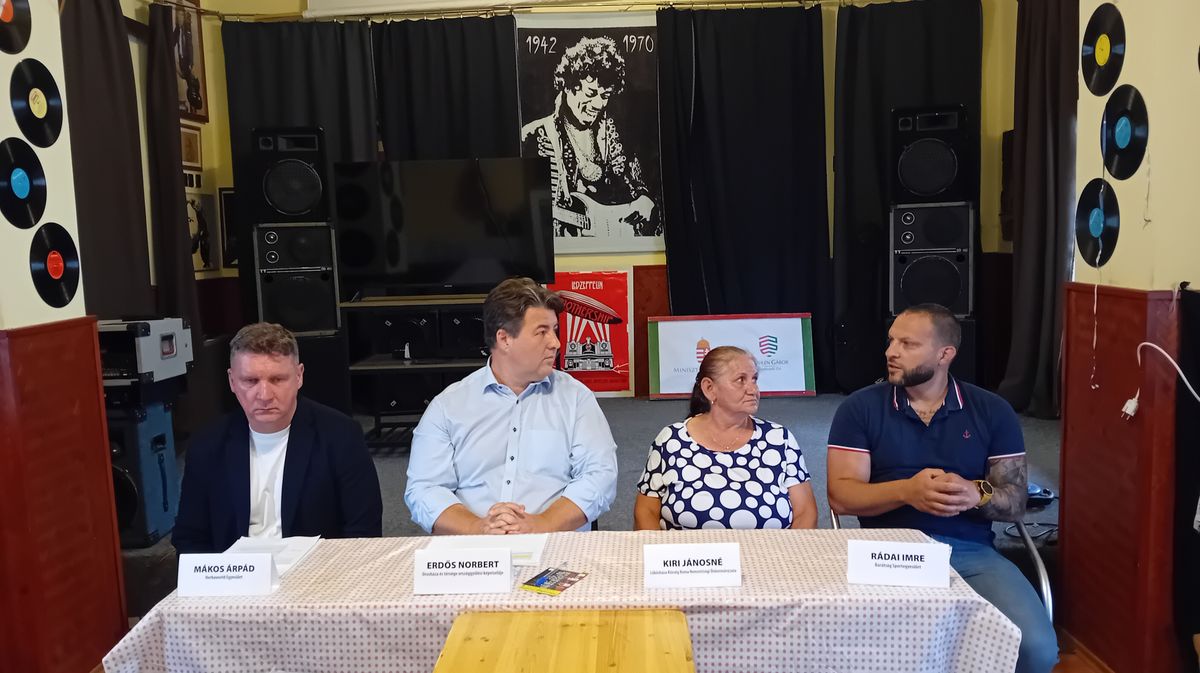 Balról Mákos Árpád, Erdős Norbert, Kiri Jánosné, Rádai Imre a sajtótájékoztatón, ahol beszámoltak a pályázati sikerekről. A szerző felvétele