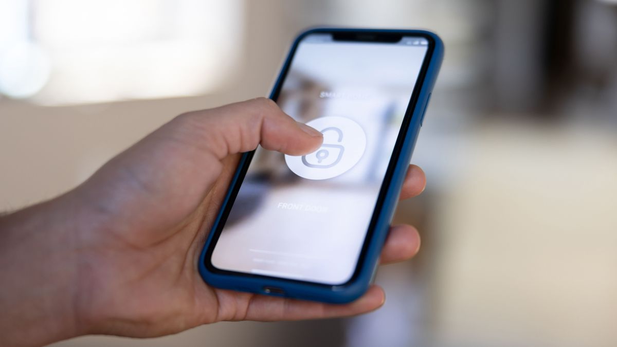 telefon, Man locking his house using a home automation app