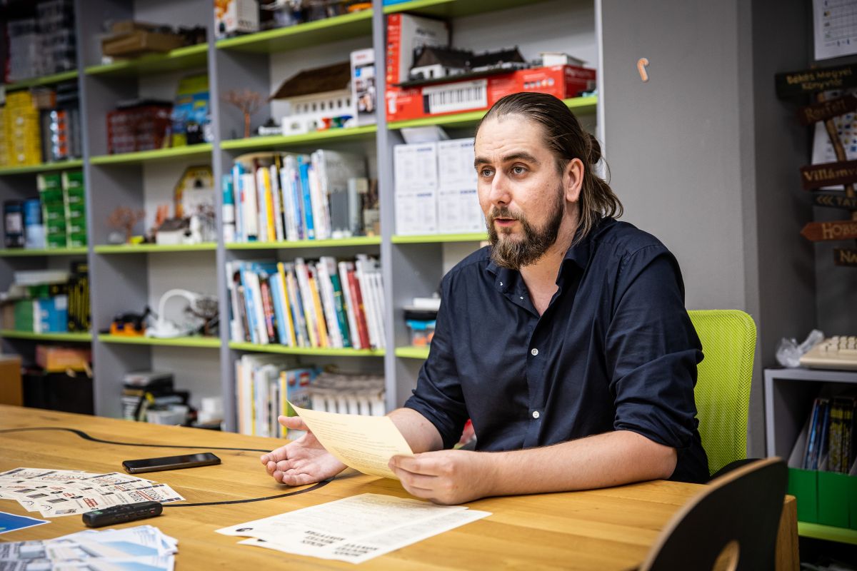 Juhász Zoltán, a Békés Megyei Könyvtár igazgatója ismertette, hogy milyen programokat tartogat a Könyvtári Nyár 2025-ben. Fotó: Bencsik Ádám