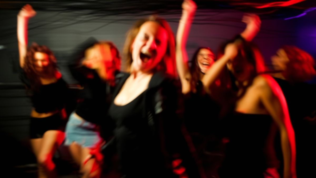 retró, A,Group,Of,Young,Women,Dance,And,Scream,With,Raw