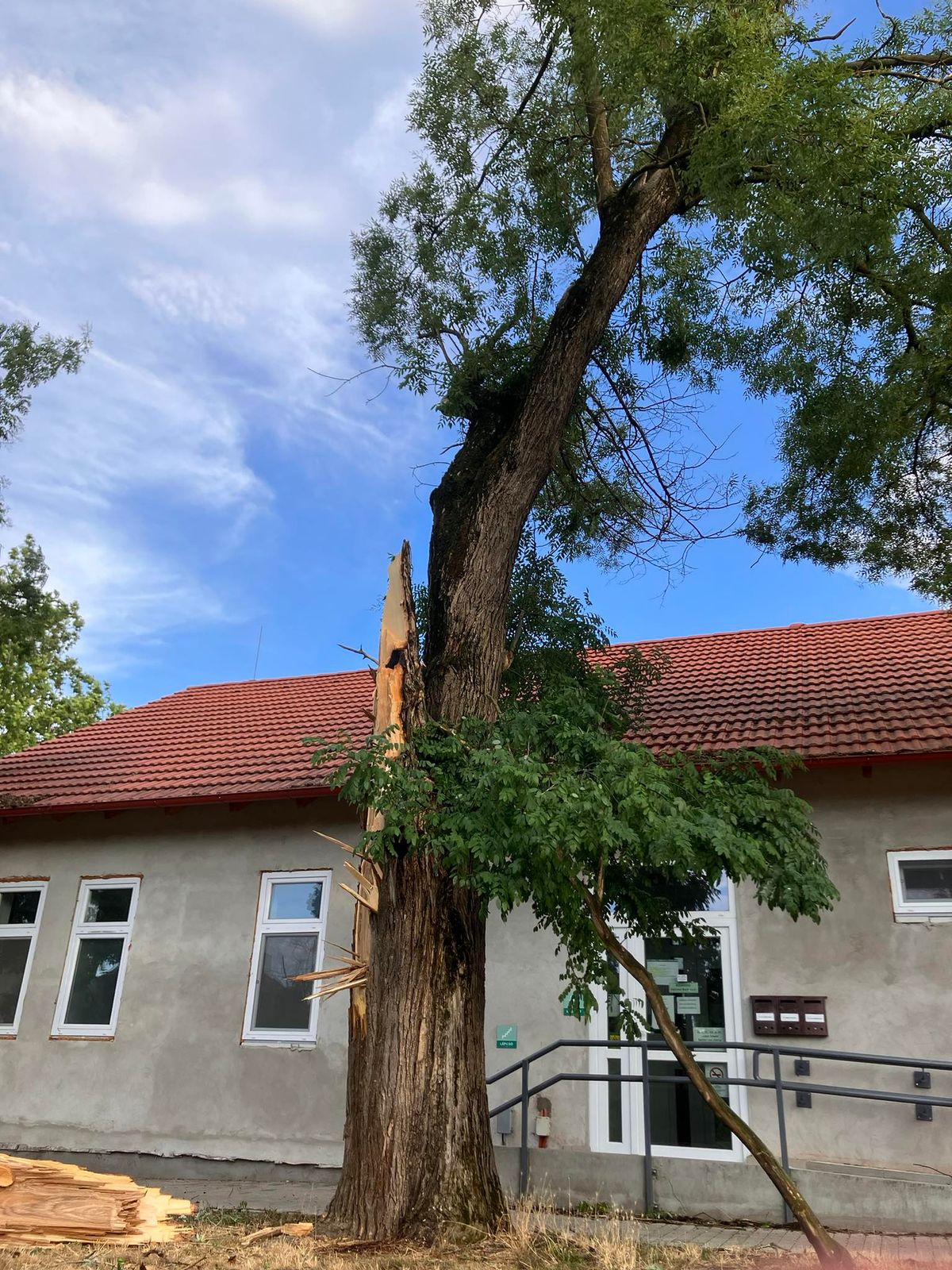 vihar, kár, pusztítás, helyreállítás