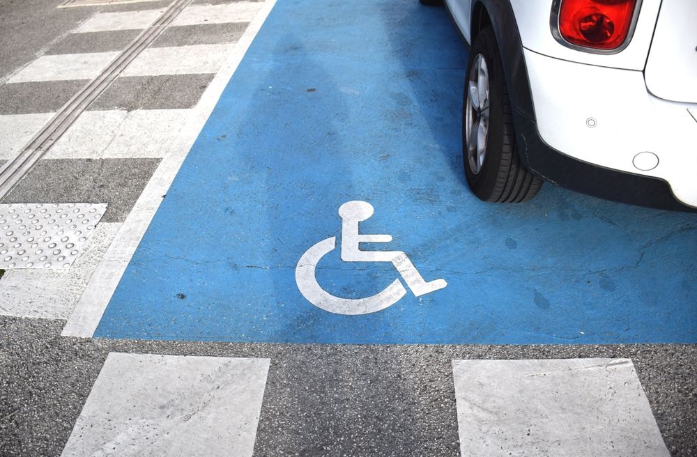 mozgássérült parkoló, áruház