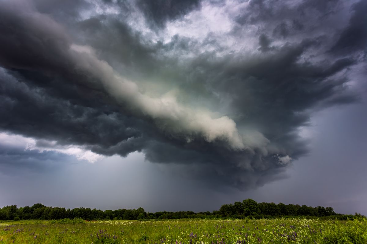 Extreme,Thunderstorm,Shelf,Cloud,Moving,Over,Fields,,Climate,Change,Concept