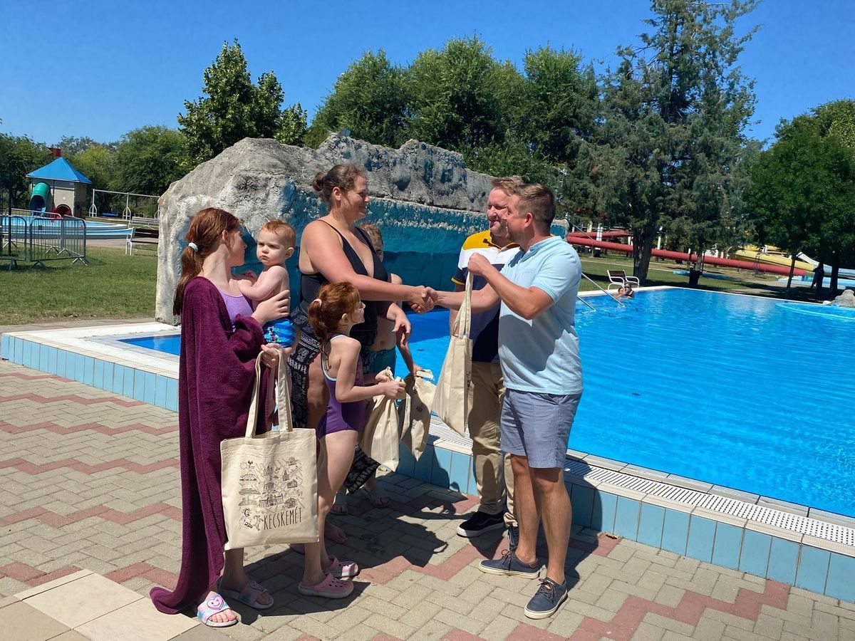 A széktói strand átadta ajándékát a tízezredik látogatóknak. 