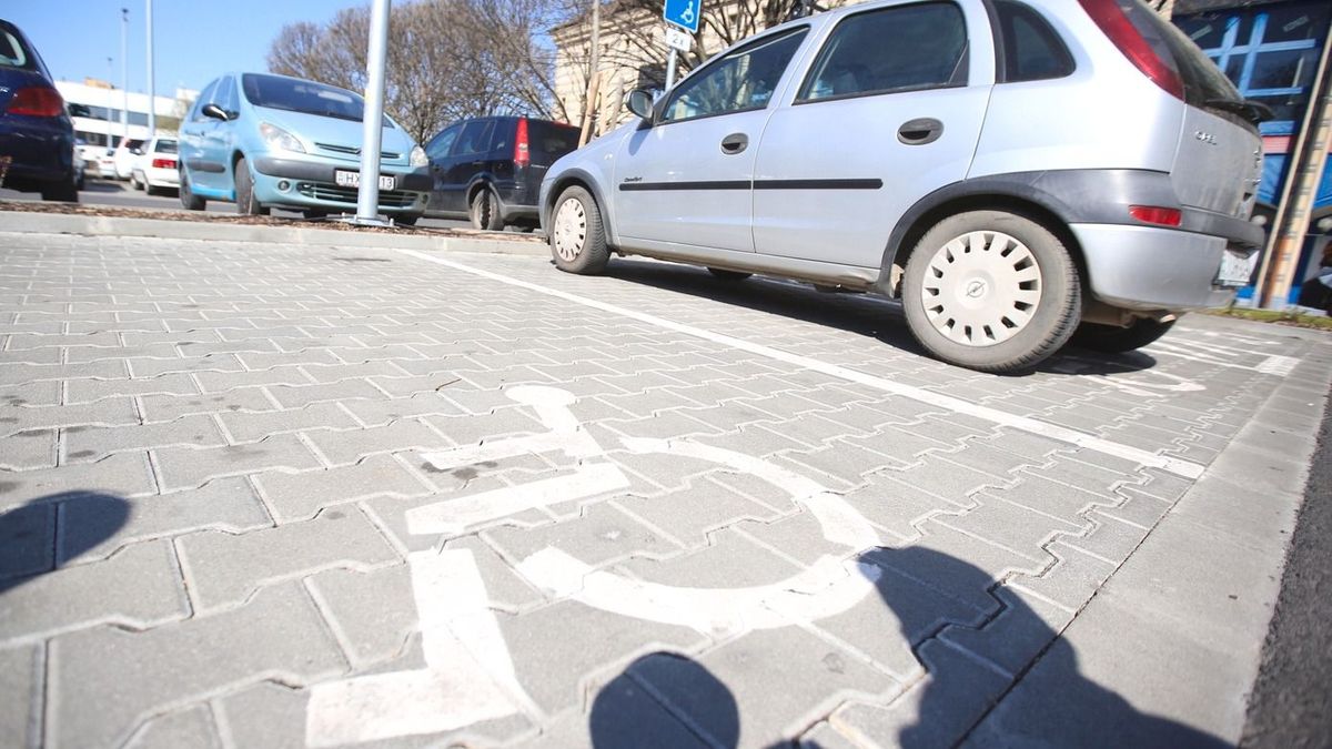 Mekkora bírságot kap, akit nem izgatnak a parkolás szabályai?