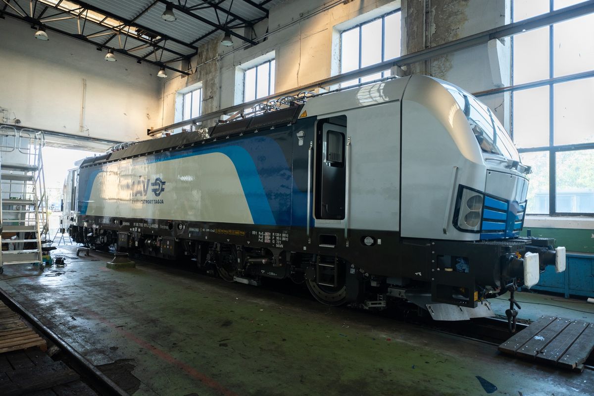 új MÁV-mozdony a műhelyben