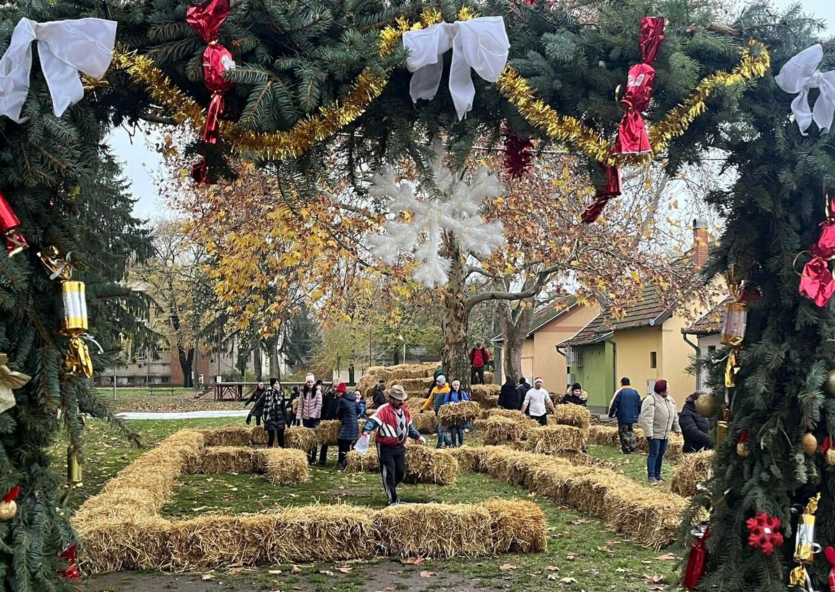 Félezer szalmabálából megépítették a szalmalabirintust.