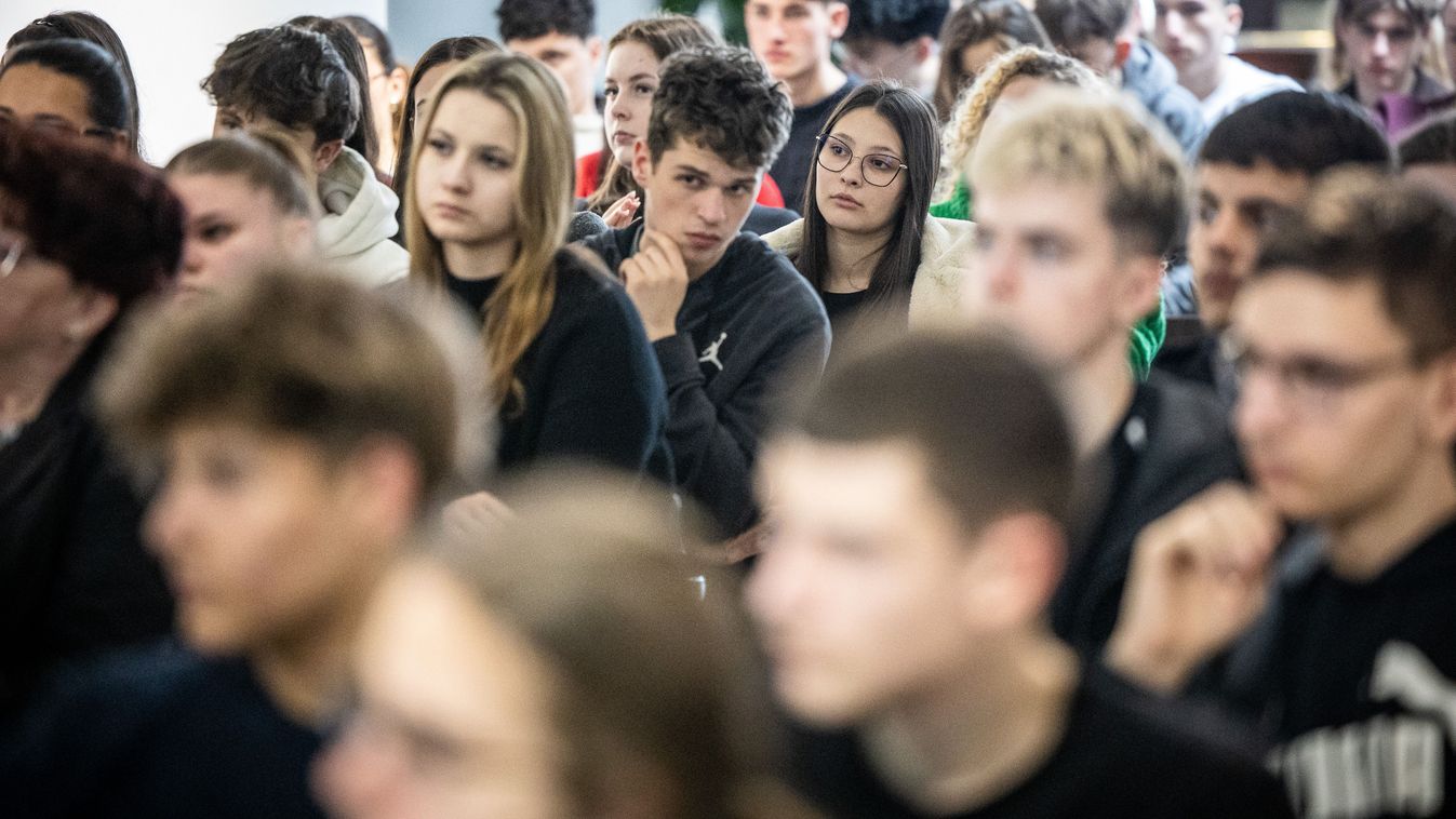 Az 50-es évek borzalmait mutatták be a mai fiataloknak – galériával