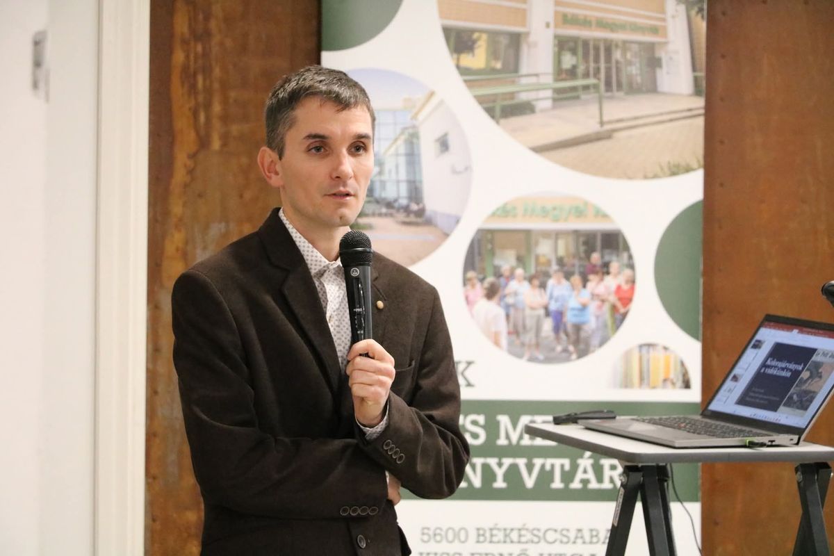 Dr. Bozó László helytörténész előadást tart a Békés Megyei Könyvtárban.  