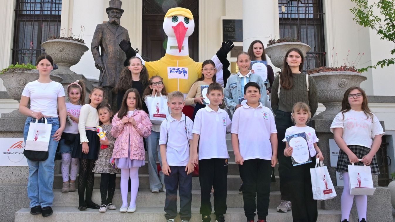 A Tour de Hongrie gólyája is eljött a városi gyermekrajz-kiállítás megnyitójára...
