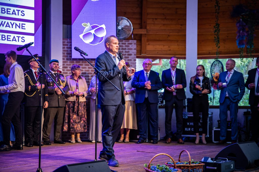 20260911 Szarvas Szarvasi Szilvanapok Hírlap a képen Hodálik Pál polgármester
