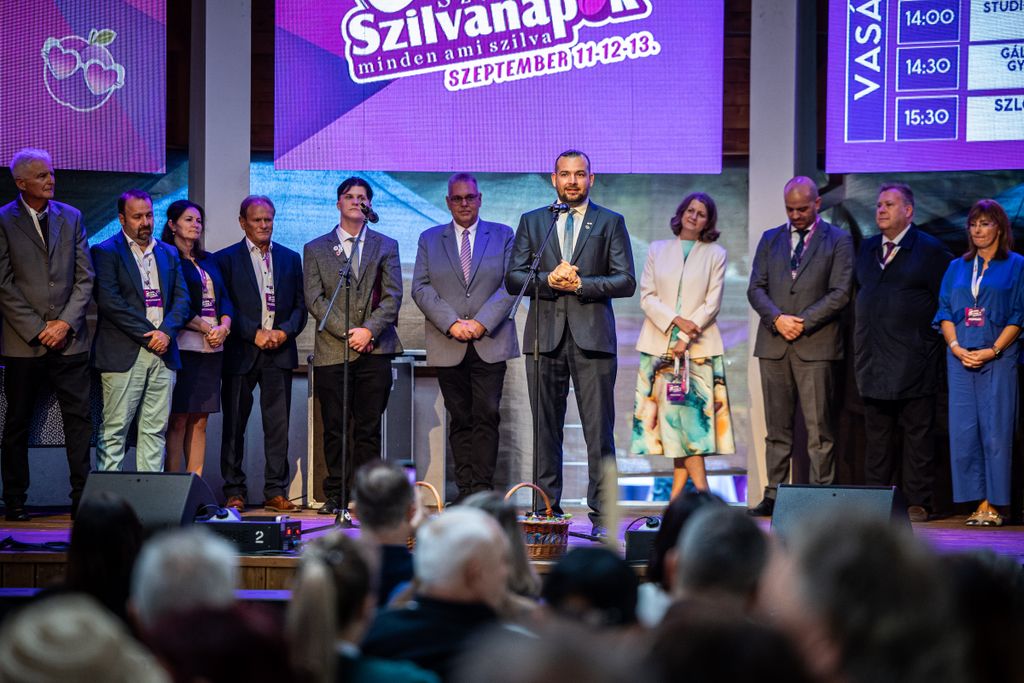 20260911 Szarvas Szarvasi Szilvanapok Hírlap a képen Gombár Dávid képviselő